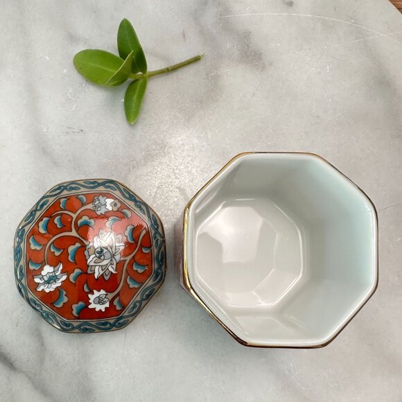 Vintage Small Porcelain Trinket Box Red, Blue and Grey Floral by ETUDE Takahashi - Picture 3 of 9
